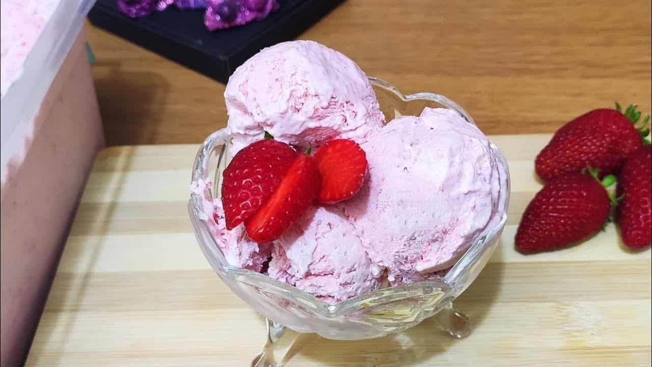 تصویر 1 از بستنی توت فرنگی کاسه ای با عطر میوه ای دلنشین